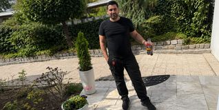 Hakan Pala läutet bei etlichen Nachbarn, bis er den Besitzer eines Autoschlüssels findet.